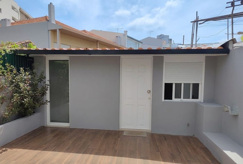 Aluga se moradia T2 remodelada mobilada com água e luz incluida