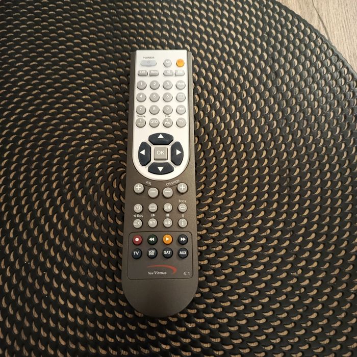 Pilot uniwersalny do dekodera Play