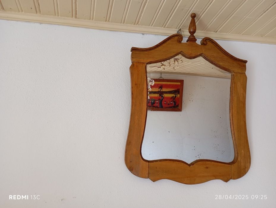 Espelho antigo com moldura de madeira