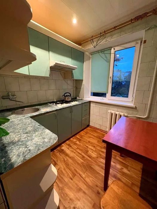 Продаж 3 к квартири по вул Ньютона район Коммунального ринку Нові Будинки метро Палац Спорту