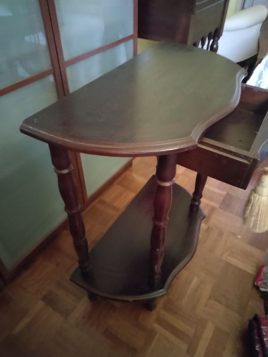 Mesa decorativa em bom estado e bonita