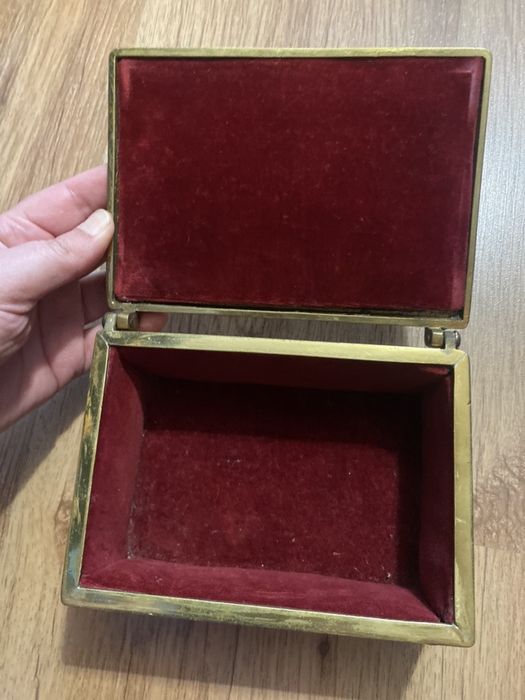 Caixa em latão com relevo de símbolos de Portugal