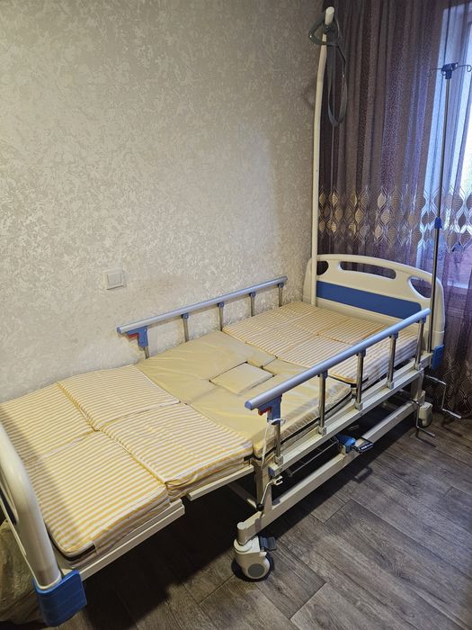 Медичне ліжко для людей з інвалідністю або реабілітації