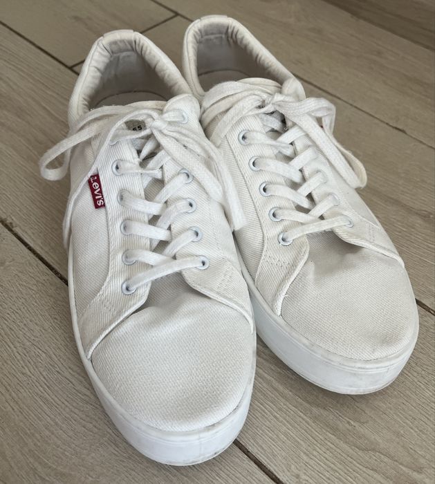 Білі кросівки/кеди бренду Levi's, 41 розмір
