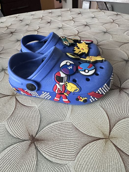 Crocsy z przypinkami