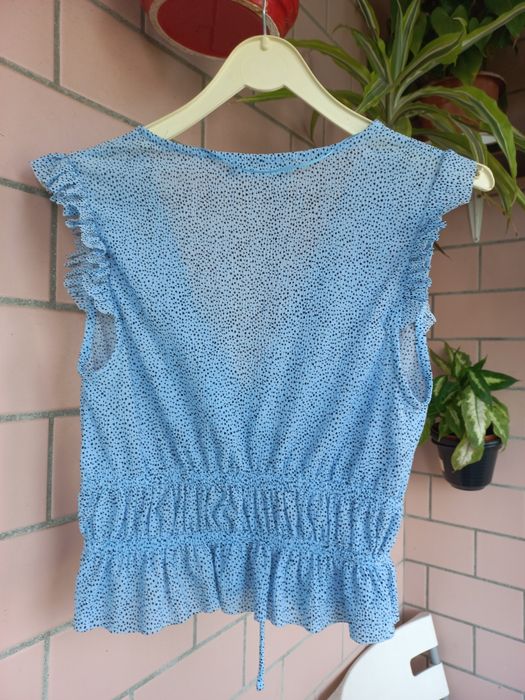 Top azul claro com pormenores pretos