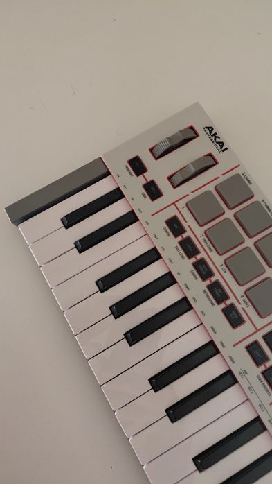 Teclado controlador Midi Akai MPK Mini iv