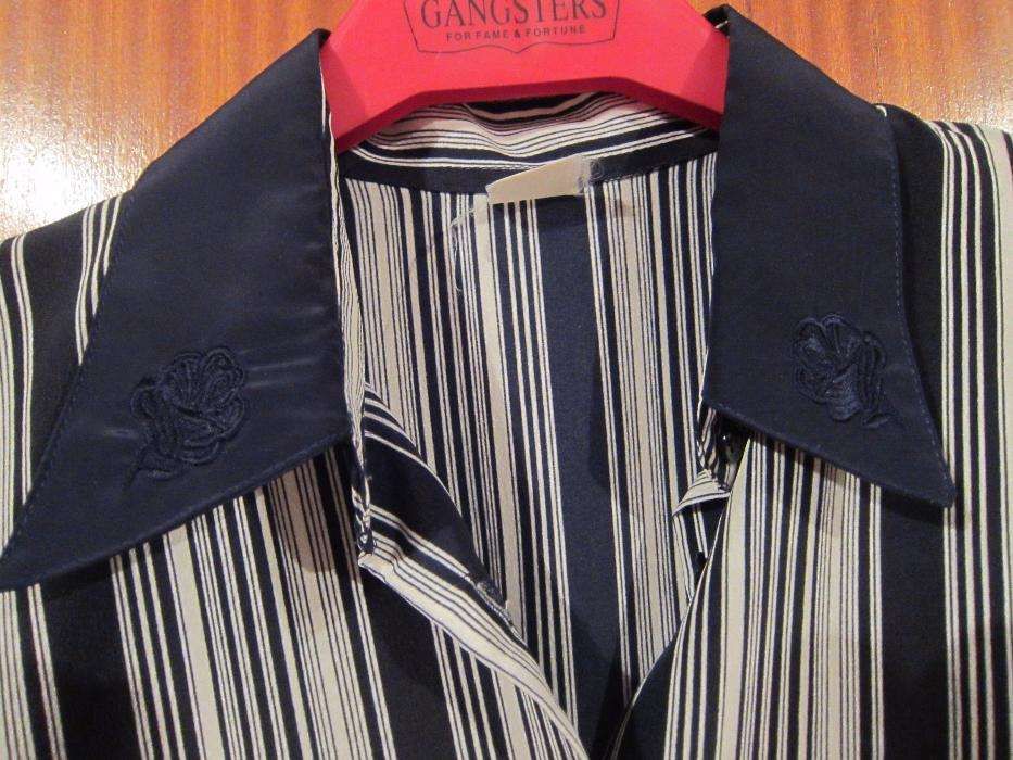 Blusa Azul Marinho e Branca às riscas com flores bordadas na gola Tam