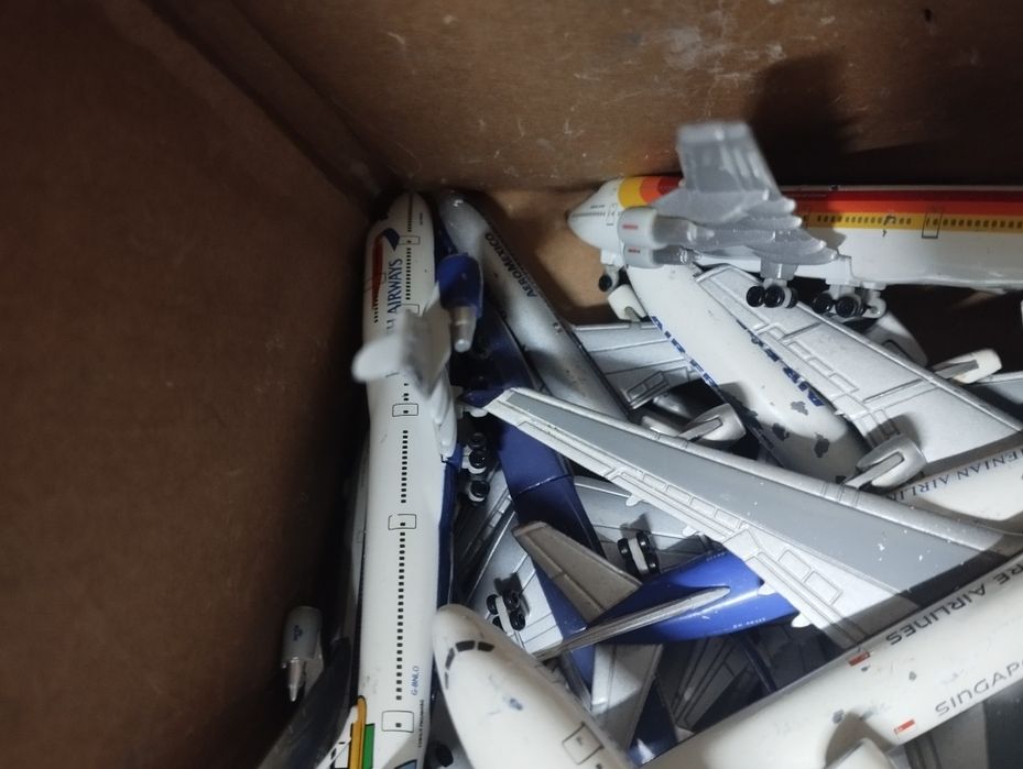 Varias miniaturas de avião