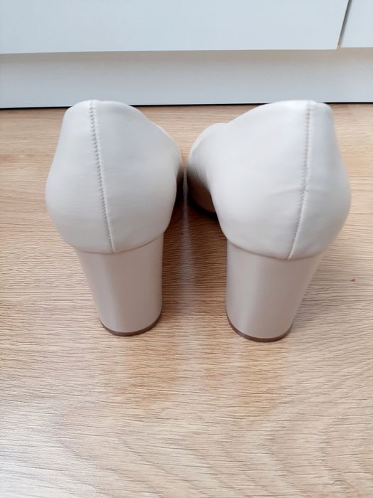 Buty beżowe Clara Barson r. 40