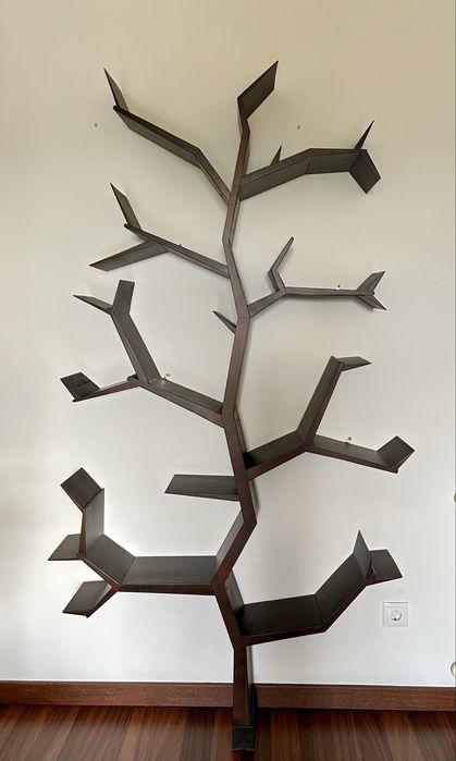 Estante madeira macica em forma de arvore