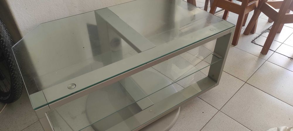 Móvel de TV rotativo com estrutura em alumínio e prateleiras em vidro