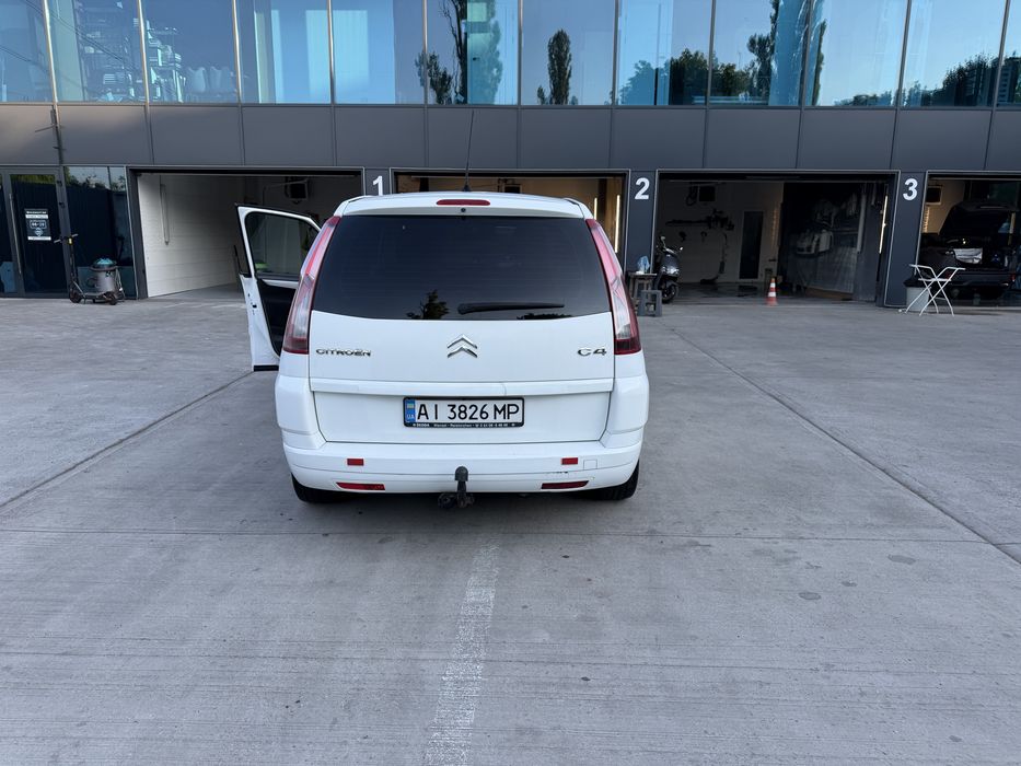 Продам семейный автомобиль