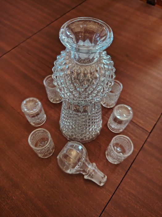 Garrafa de Vidro para Licores e 6 Copos