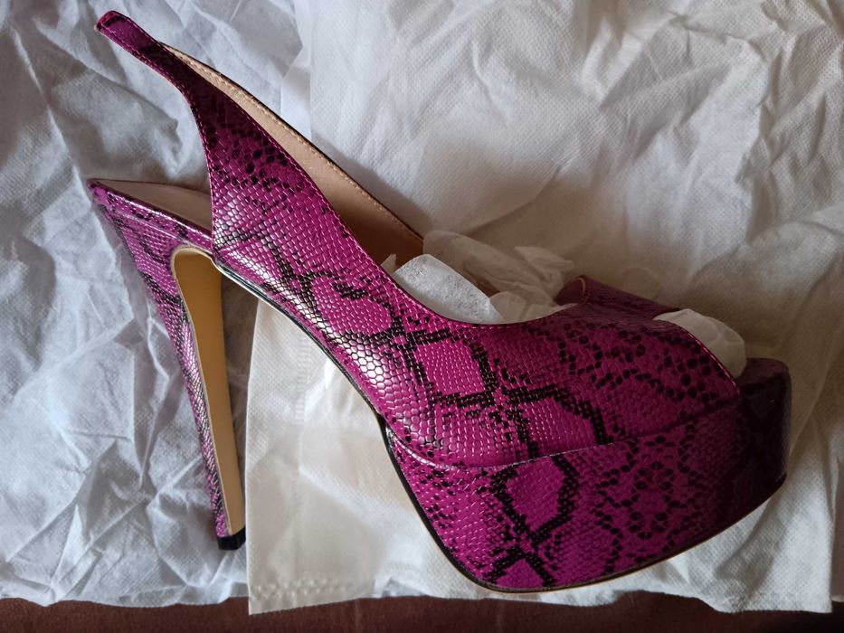 Sapatos de Senhora Novos de Cerimonia