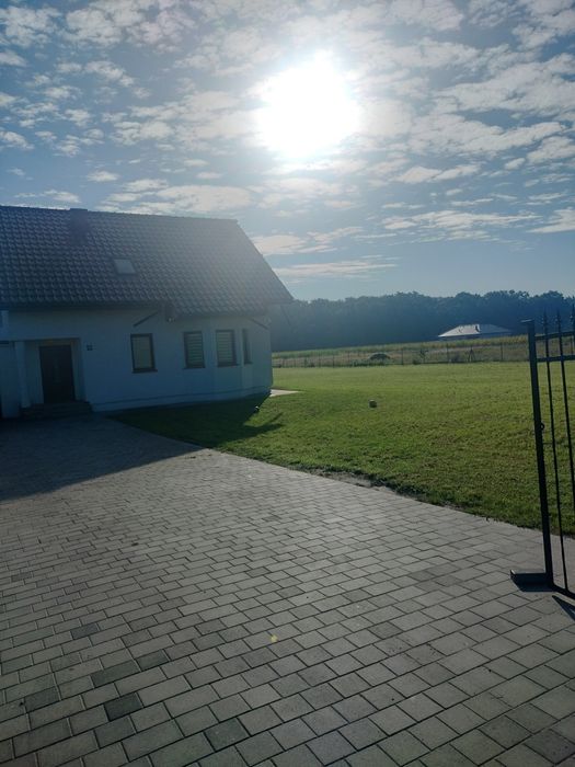 Wolnostojący dom z garażem i dużą działką.