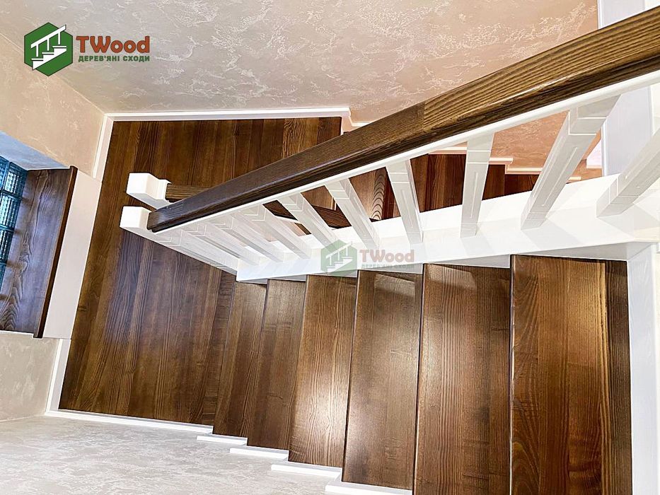 Красиві дерев"яні сходи у двох тонах, сходи монтаж на бетон