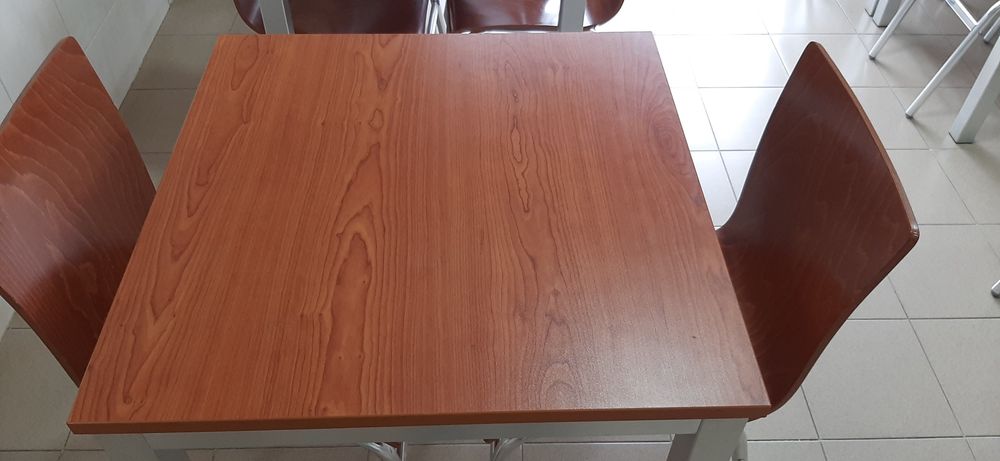 4 Mesas e 8 cadeiras com medida 70x70