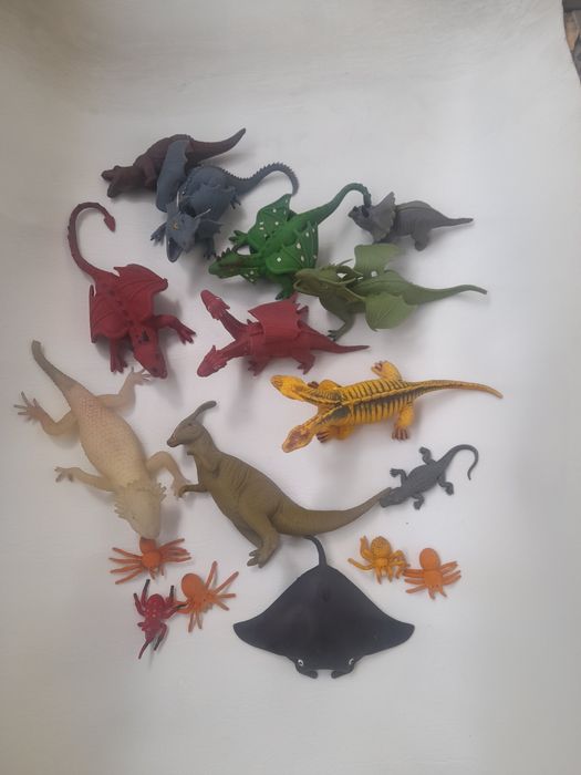 Игрушки 111 штук.Динозавры,драконы,змеи.