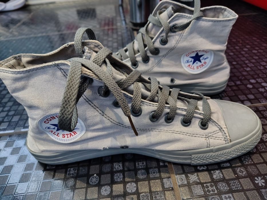 кеди Converse Chuck Taylor All Star у сірому кольорі.