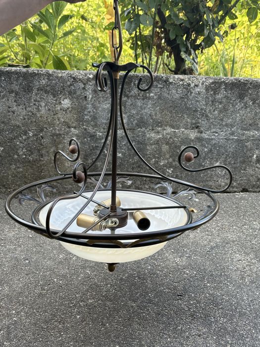 Candeeiro de Teto Clássico em Ferro e Vidro Fosco – Estilo Vintage Elegante