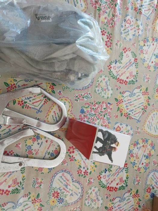 Material de segurança  2 mosquetãos grandes  5 pares de luvas e 1 0cu