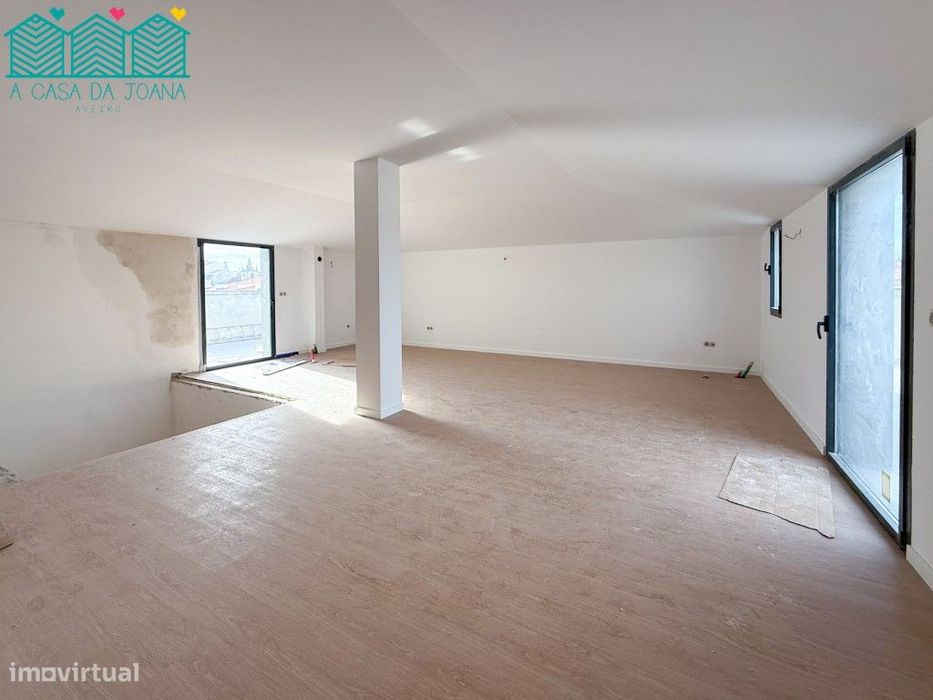 Apartamento T3 com Lugares de Garagem em Esgueira