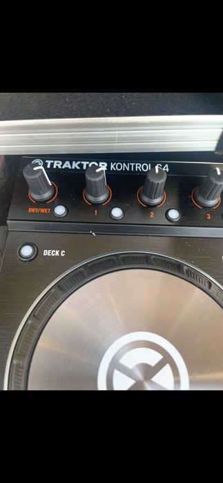 Dj table TRAKTOR Kontrol S4