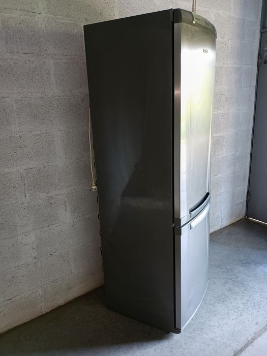 Frigorífico combinado marca ELECTROLUX DIGITAL, a funcionar perfeitame