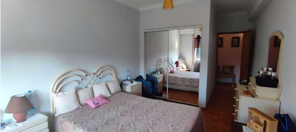 Mobília de quarto completa (camas + guarda‑roupas + cómoda)