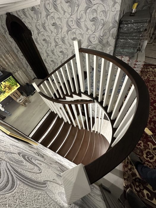 Виготовлення деревʼяних сходів з бука, ясеня, і дуба.