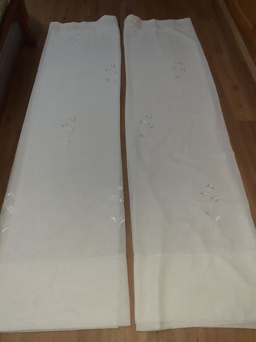 Conjunto de 2 cortinados brancos.