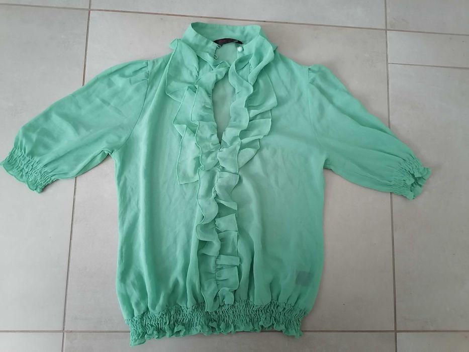 Miętowa elegancka cienka bluzka szyfonowa z falbanką i stójką SM