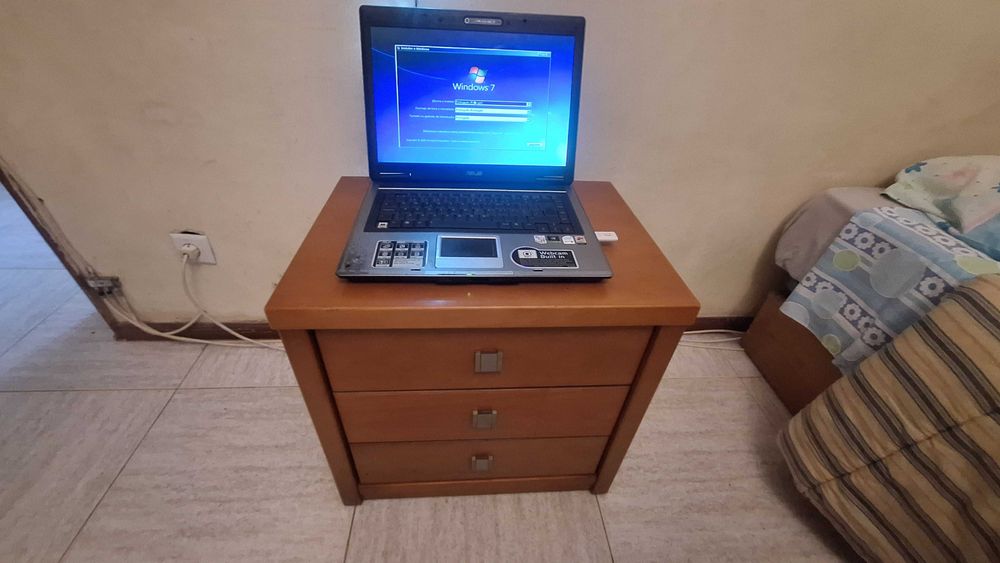 Quarto bem localizado perto de transportes.