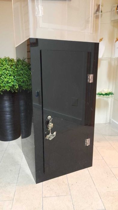 Expositor com porta, preto e transparente