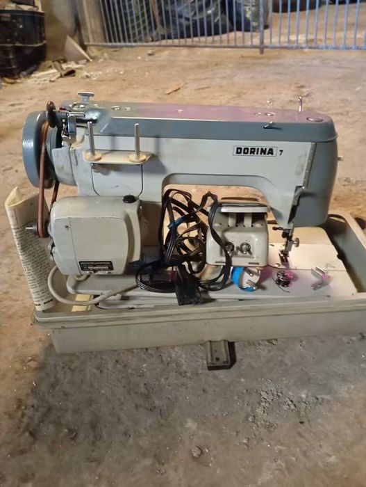 Vendo esta máquina de costura a trabalhar muito bem