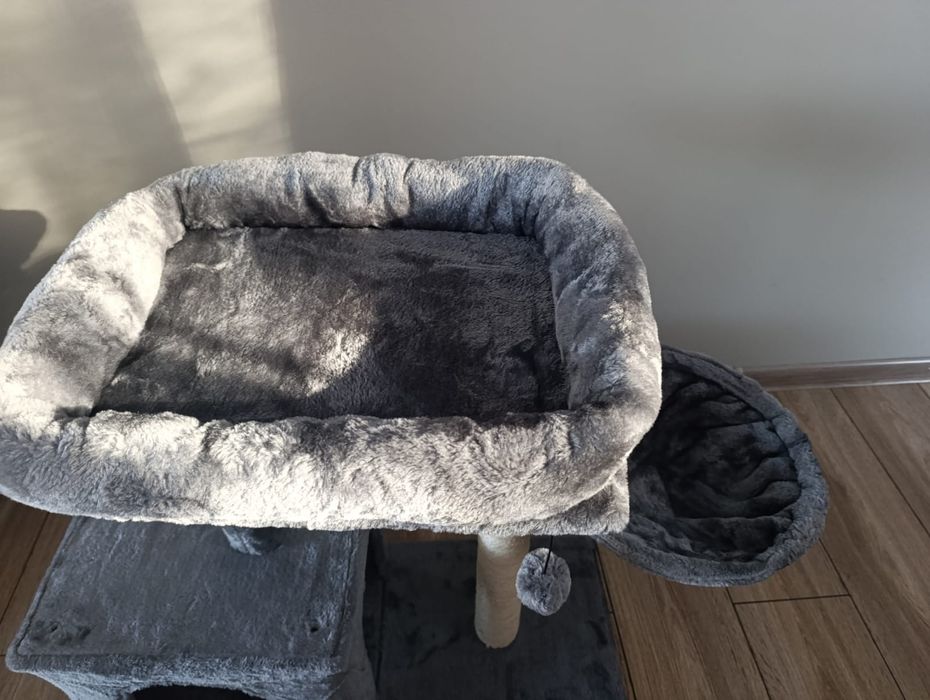 Drapak z domkiem i leżankami – idealny dla kota