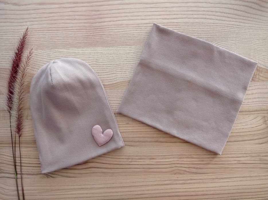 Czapka smerfetka z serduszkiem i komin, beż