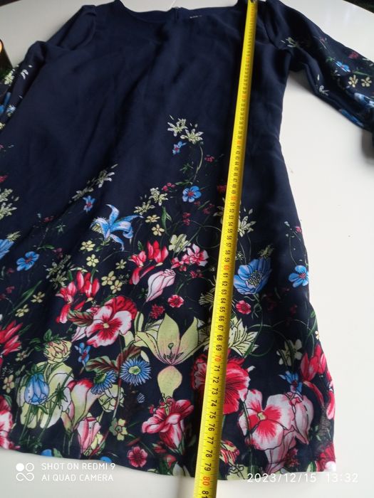 Sukienka z długim rękawem granatowa z kwiecistym wzorem.