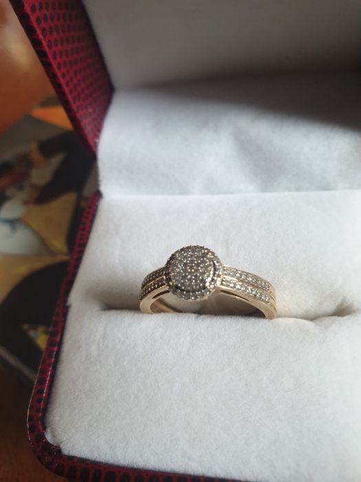 Złoty pierścionek z diamentami.Apart