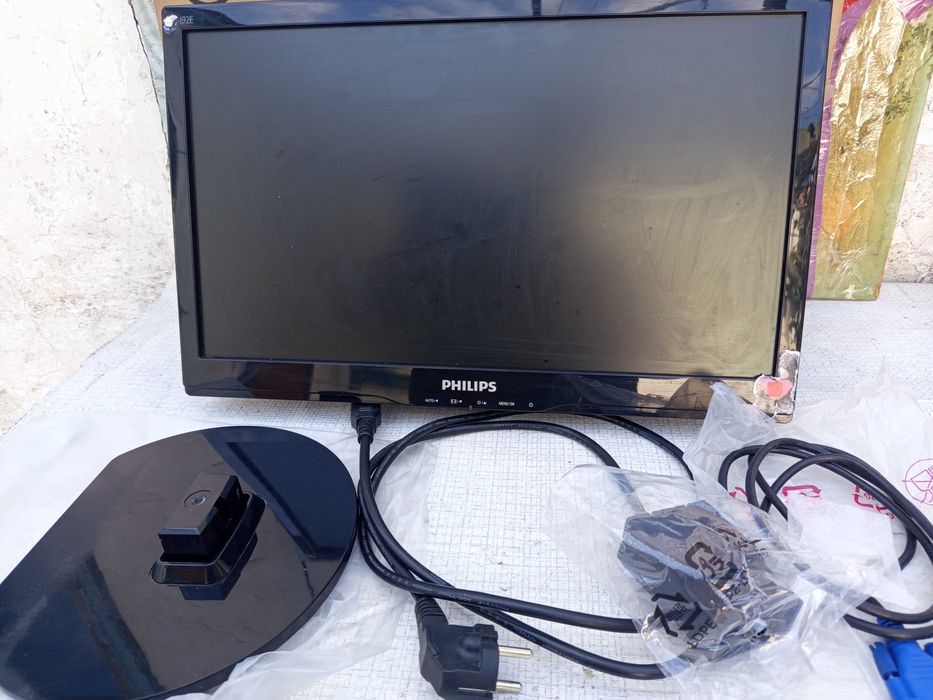 Ж.К. монитop Philips V-Line