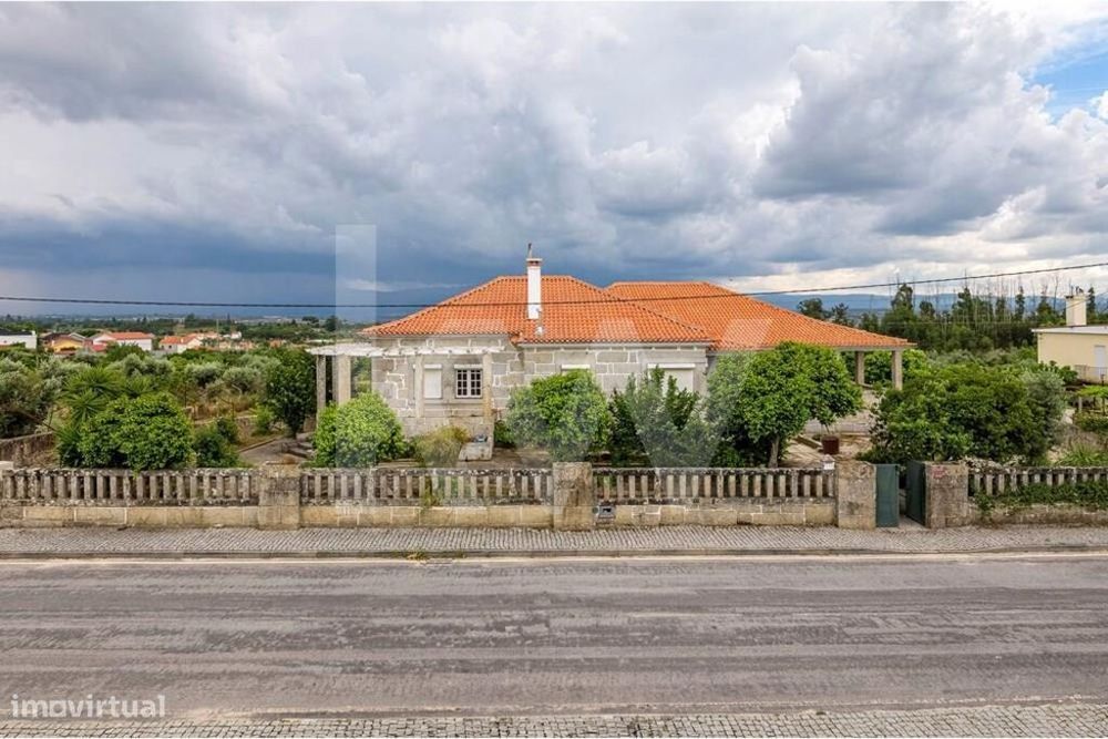 QUINTA com e casa histórica EM GRANITO com 743 m2 de construção e TERR