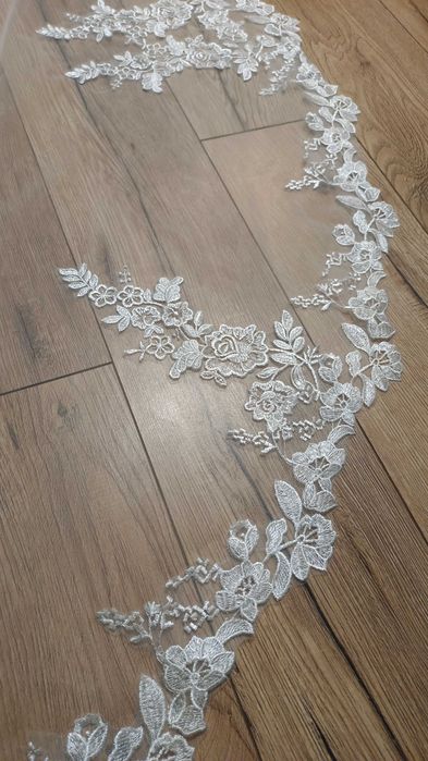 Welon katedralny, hiszpański, obszyty koronką