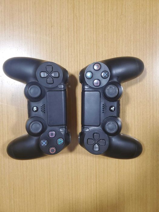 Playstation 4 com dois comandos