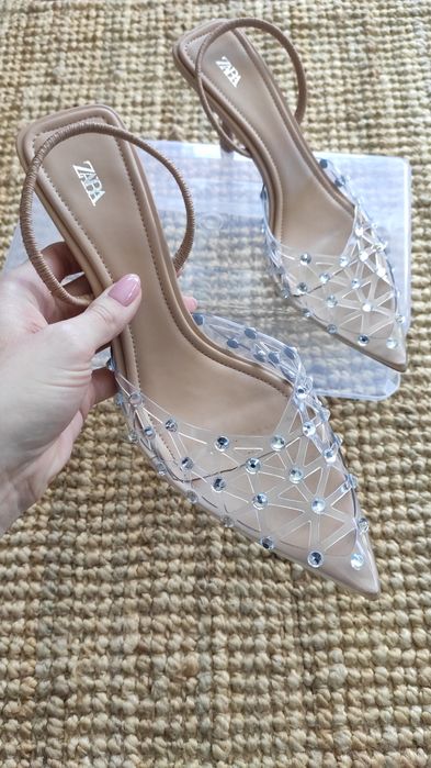 Buty na obcasie z odkrytą pietą i błyszczącymi zdobieniami zara