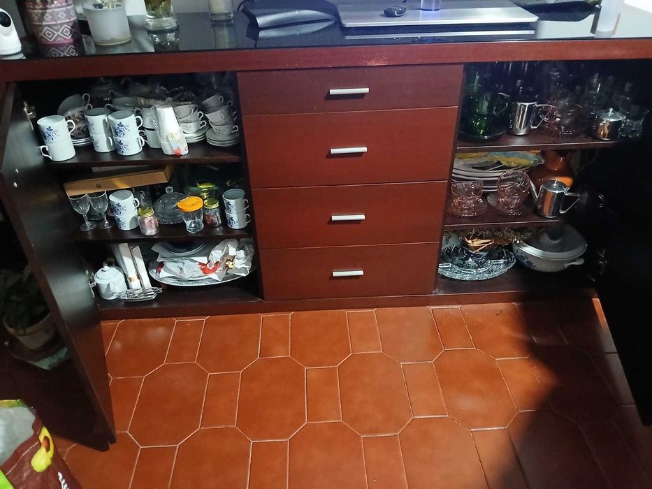 aparador em madeira castanho wengué com tampo em vidro