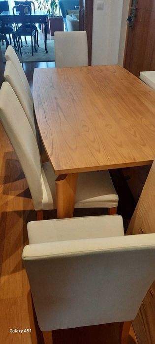 Mesa de jantar de madeira com 6 cadeiras
