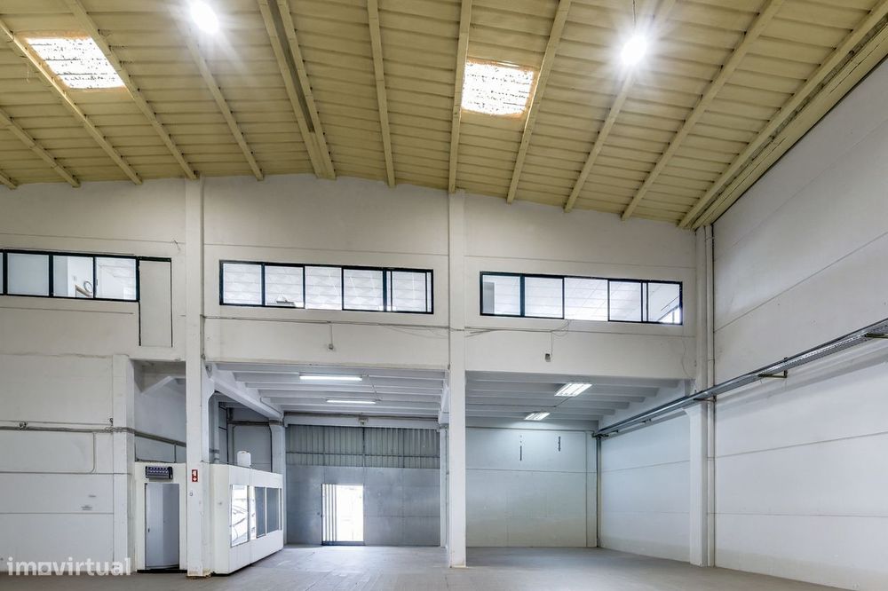 Armazém com 635m2 Parque Industrial Granja