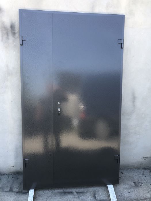 Двері в підвал технічні кладовку металеві з замком.