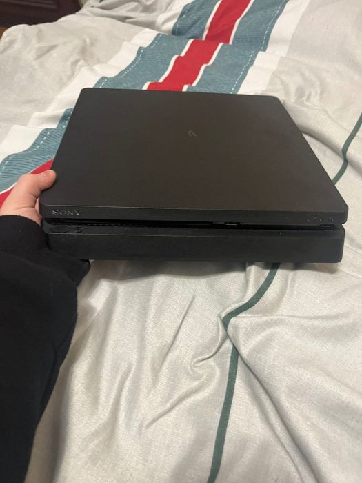 Продам PlayStation 4 slim
